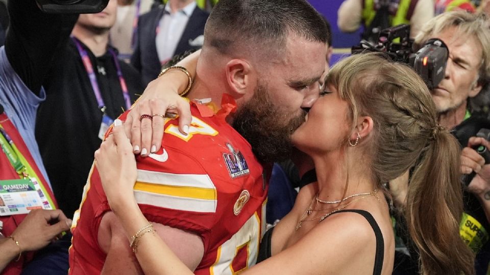 Taylor Swift con Travis Kelce al finalizar el Super Bowl LVIII
