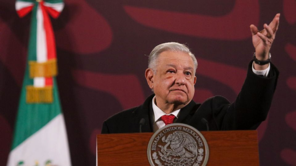 AMLO aparece en 'la mañanera' con un tutupiche