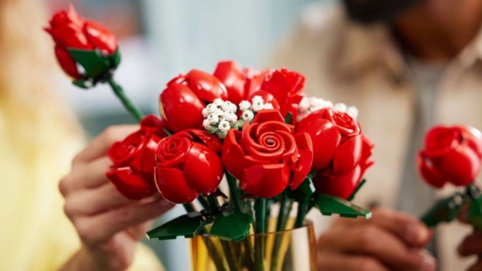 Este San Valentín no dudes en sorprender a tu pareja con un regalo especial; una opción original son los sets de flores y plantas de LEGO