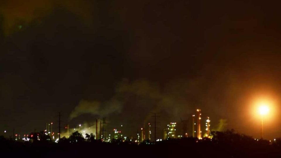 Explosión en refinería de Pemex deja tres heridos