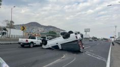 Vuelca camioneta en la México-Pachuca y colapsa el tráfico por reducción de carriles