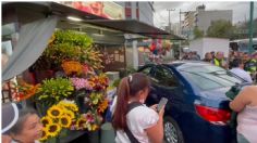 Auto choca contra un puesto de flores en la Roma previo al 14 de febrero