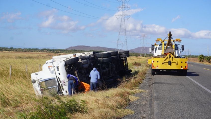 Fuertes vientos derriban un camión en la autopista de Oaxaca