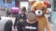 Osito de peluche gigante detiene a vendedores de droga en San Valentín: VIDEO