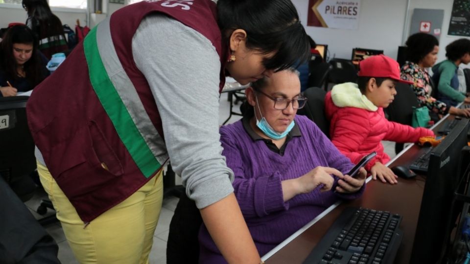 Las mujeres mayores a 30 años podrán ser beneficiaras de la beca PILARES para continuar con sus estudios.