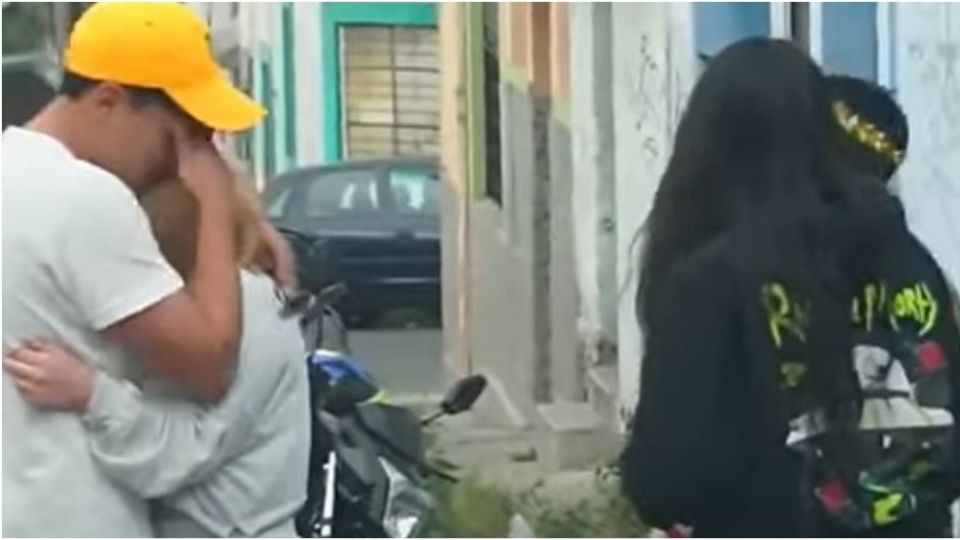 La mujer rompe en llanto tras abrazar al youtuber