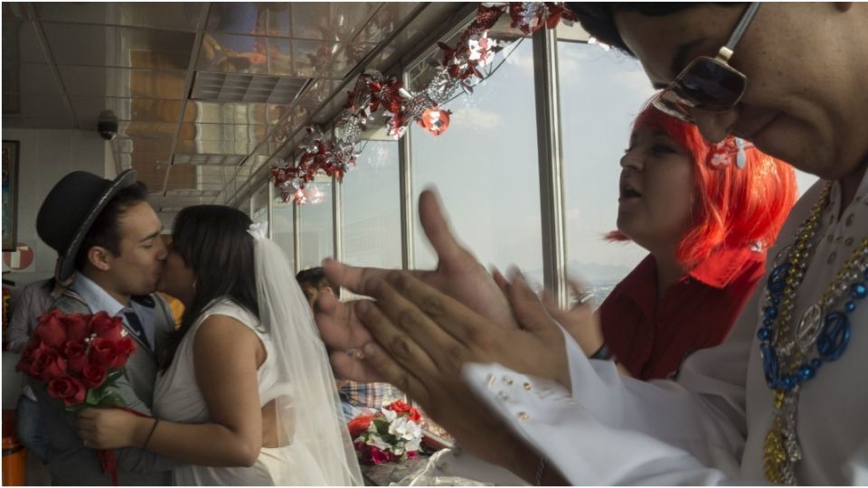 Pareja celebrando su boda desde la Torre Latino