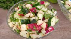 Prepara una ensalada de pepino con manzana en minutos