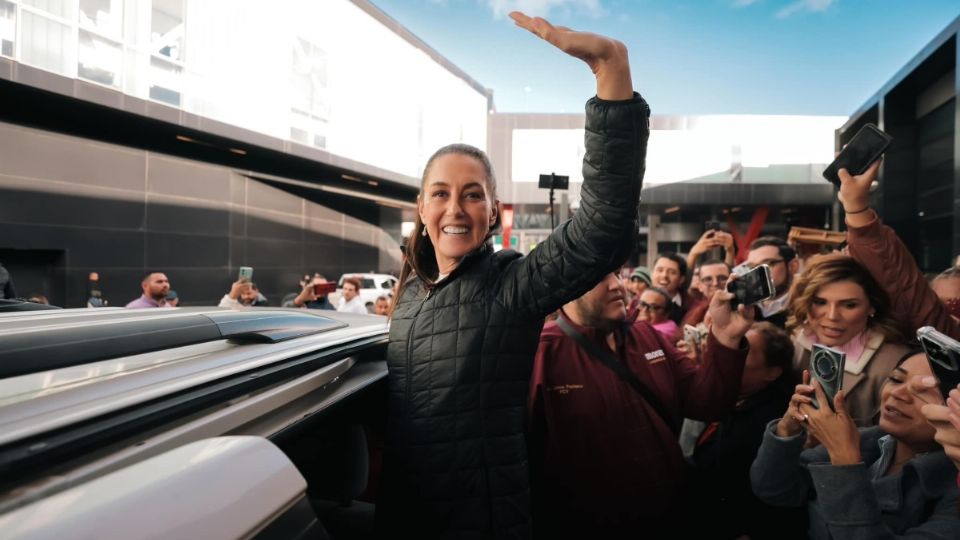 Claudia Sheinbaum saludando a sus simpatizantes