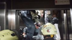 FOTOS: Rescatan a tres abuelitos que se quedaron atrapados en elevador del Metro Zapata