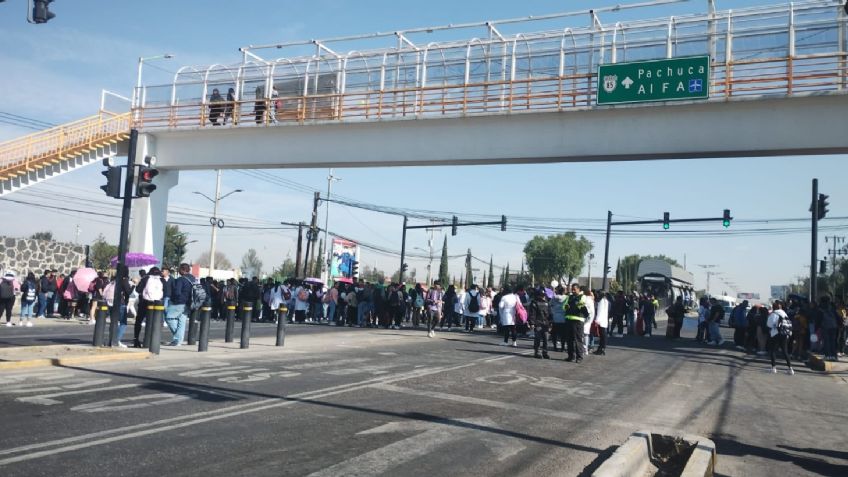 Alumnos de la Universidad Tecnológica de Tecámac cierran la carretera México-Pachuca tras explosión en laboratorio