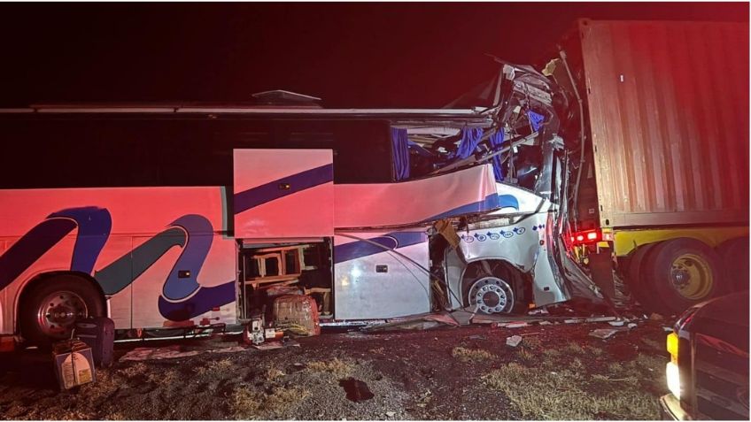 Camión choca en carretera contra tráiler, deja un muerto y 37 heridos en Tamaulipas