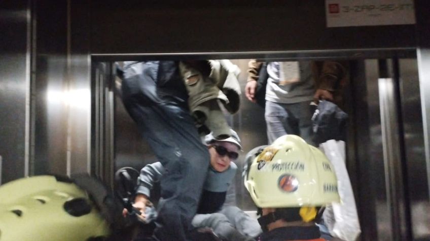 FOTOS: Rescatan a tres abuelitos que se quedaron atrapados en elevador del Metro Zapata