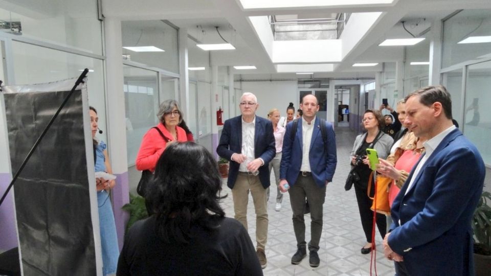 Autoridades recorrieron instalaciones de lunas con embajadores