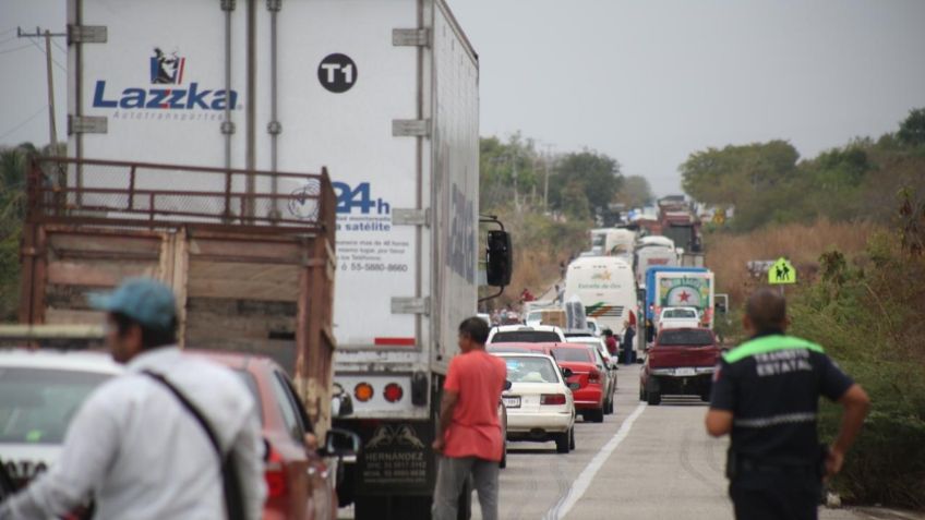 Habitantes de Costa Grande bloquean accesos y salidas para exigir seguridad