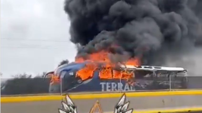 VIDEO: un autobús de pasajeros se incendia en la autopista México-Puebla