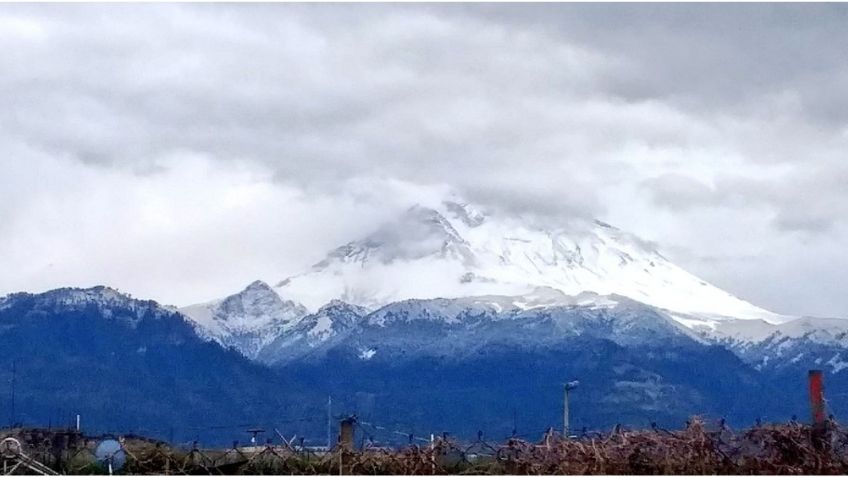 Las impactantes imágenes del Popocatépetl cubierto de nieve tras bajas temperaturas