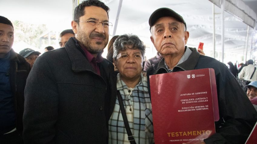 Martí Batres entrega testamentos y escrituras en la alcaldía Venustiano Carranza