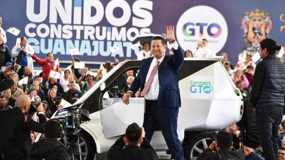 El gobernador de Guanajuato arribó al recinto en un auto desarrollado por jóvenes de la entidad.