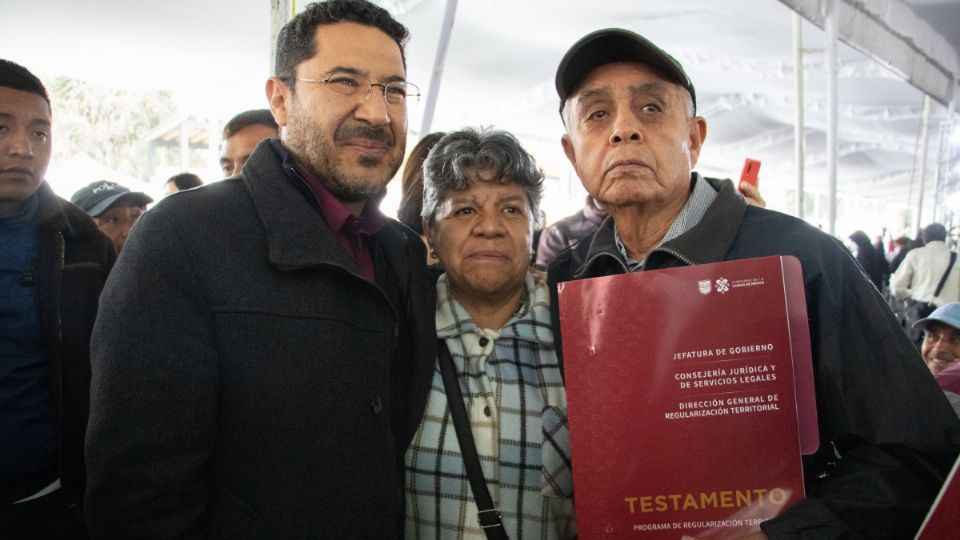 El mandatario capitalino entrega testamentos y escrituras