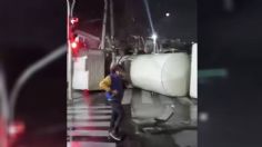 Pipa de agua vuelca en la Avenida Tláhuac, "se sintió como un sismo", dicen vecinos: VIDEO