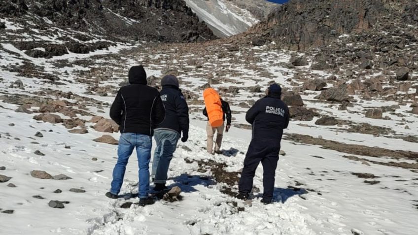 Rescatan con vida a 10 alpinistas del Pico de Orizaba; el guía sigue desaparecido