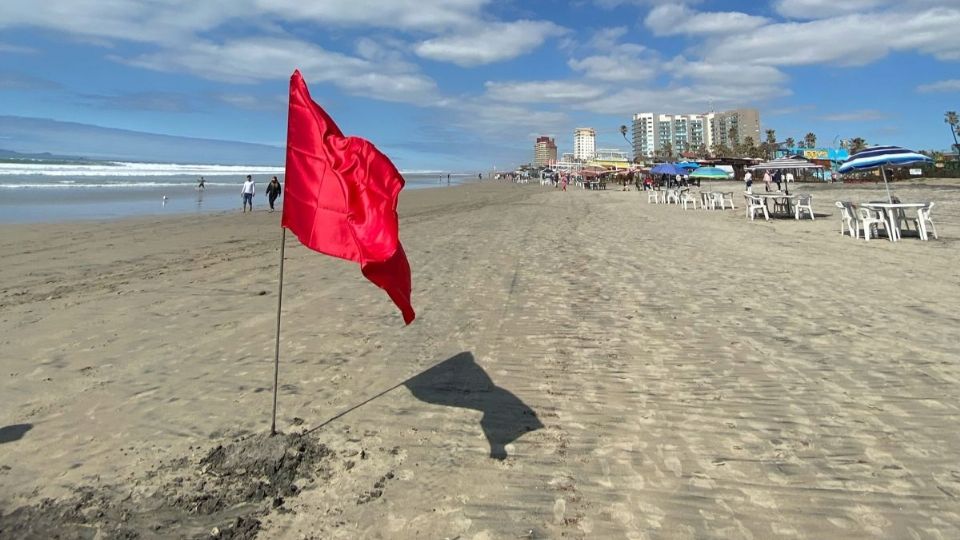 La bandera roja ondeará en Playas de Rosarito por lo menos hasta el jueves.