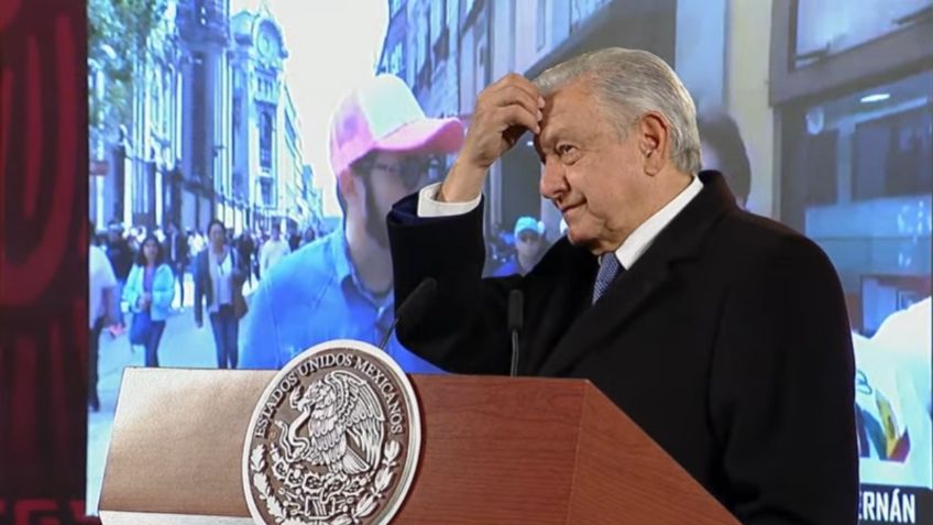 AMLO exhibe comentarios racistas de asistentes a Marcha por la Democracia en el Zócalo