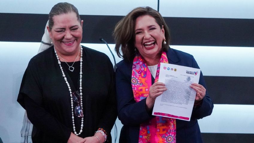 Con saltos de alegría Xóchitl Gálvez recibe constancia que la acredita como candidata a la Presidencia