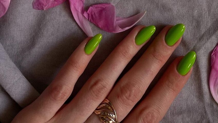 Poner esmalte semipermanente en las uñas ya no está de moda, esta es la hermosa técnica que domina en 2024