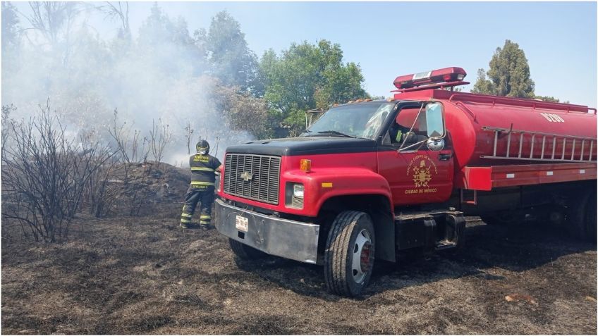 Fuerte incendio consume panteón privado en la Miguel Hidalgo