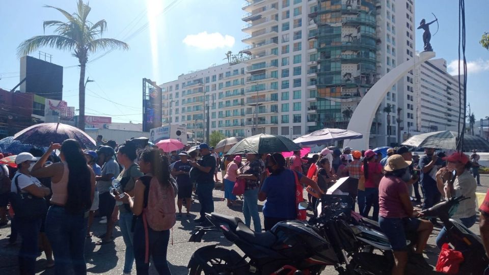 Los manifestantes bloquearon la Costera Miguel Alemán por más de 12 horas.