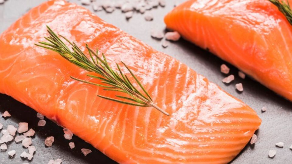 Descubre 3 pescados más económicos que el salmón colmados de omega-3