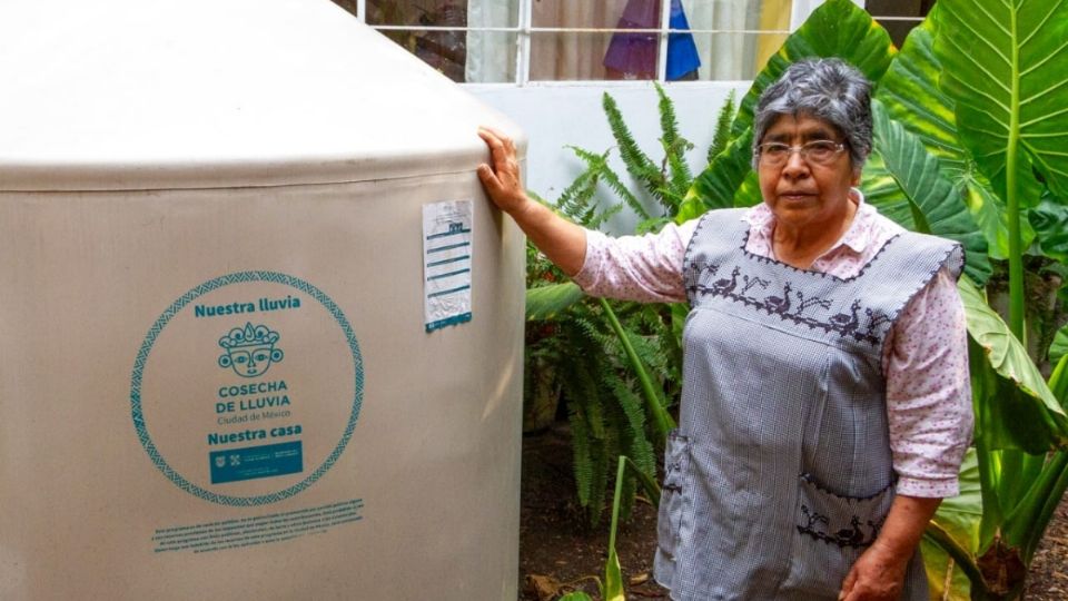 El programa también prioriza a jefas de hogar para que sean beneficiadas con el sistema de Cosecha de Lluvia.