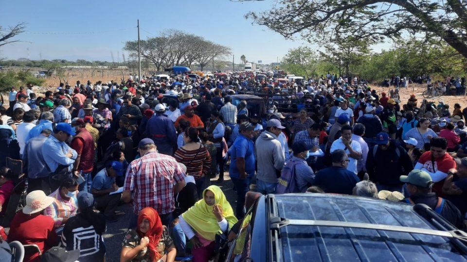 Docentes bloquean vialidades en Oaxaca