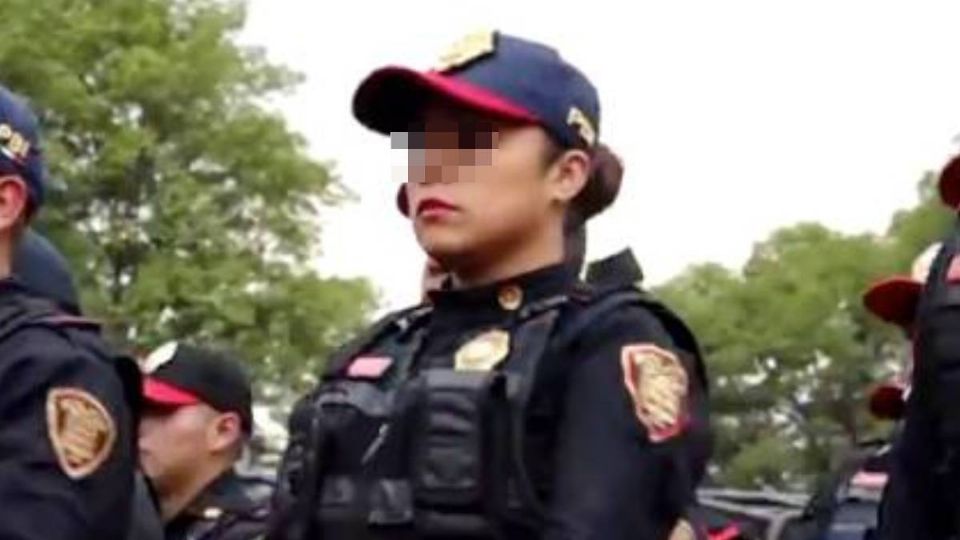 La mujer policía salvó la vida del bebé.