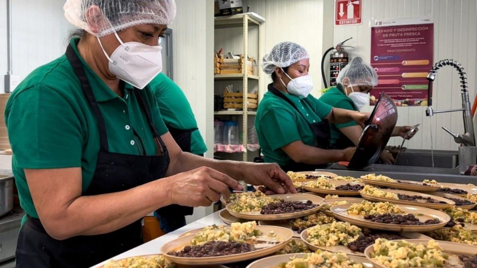 Los padres de familia se encargan de preparar los alimentos