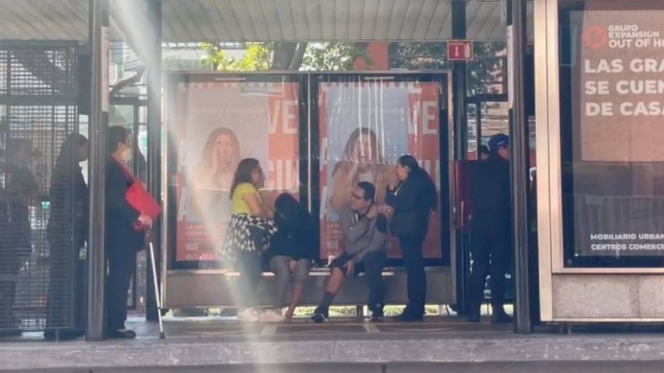 El chofer del Matrobús hizo una mala maniobra y lastimó a varias personas.