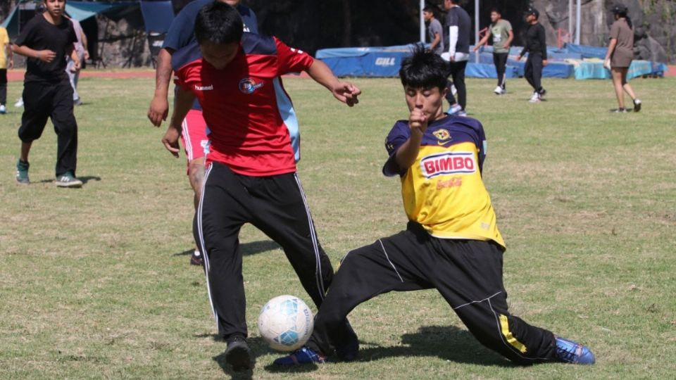 Jóvenes se organizan para jugar futbol