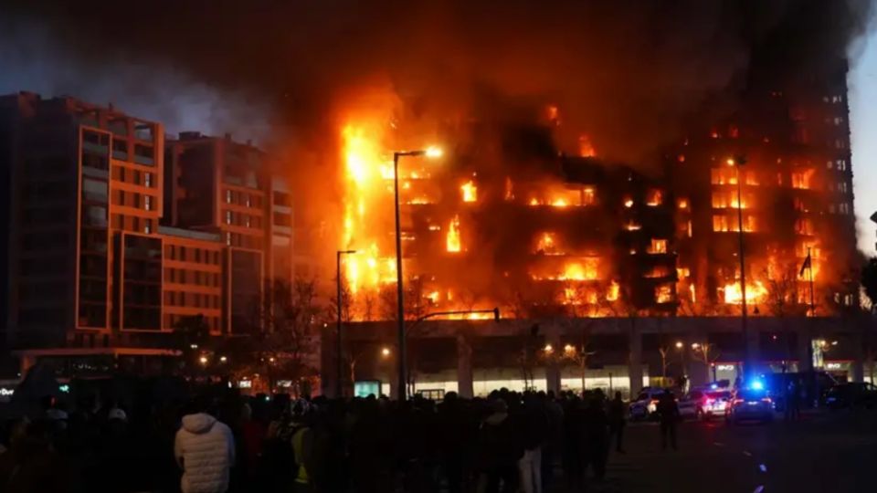 Por el momento se desconoce el origen del incendio, aunque los bomberos apuntan que comenzó en la quinta planta y se propagó rápidamente a las plantas superiores.