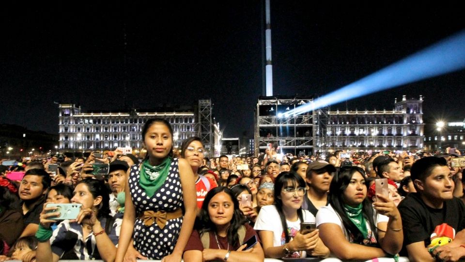 Asisten disfrutando de la cartelera musical en festival.