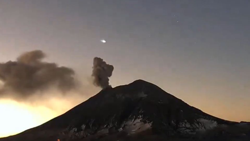 Avistan bólido en CDMX y Popocatépetl