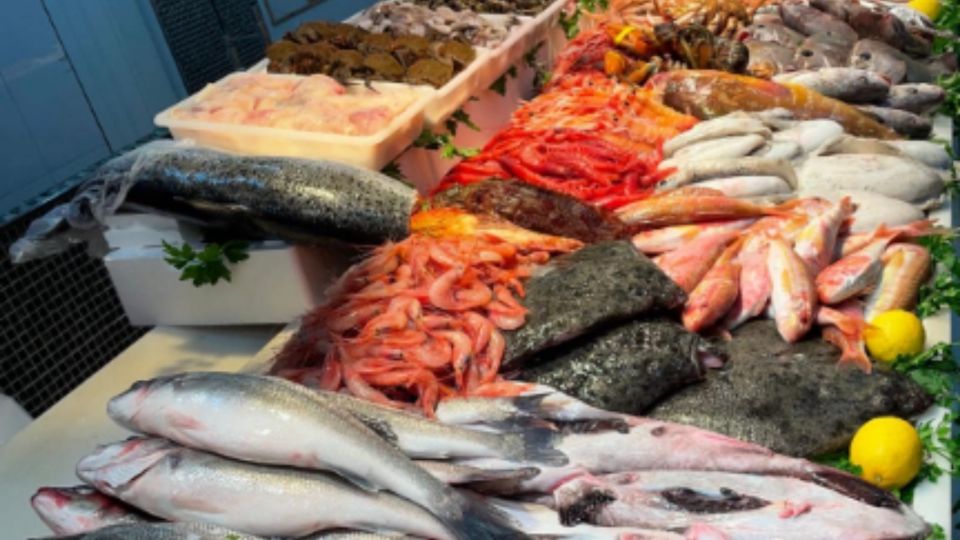 Los pescados y mariscos deben estar colocados sobre una cama de hielo