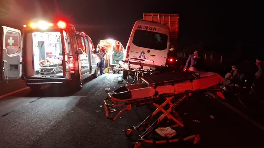 Camioneta choca contra un tráiler en San Luis Potosí  y deja 10 muertos