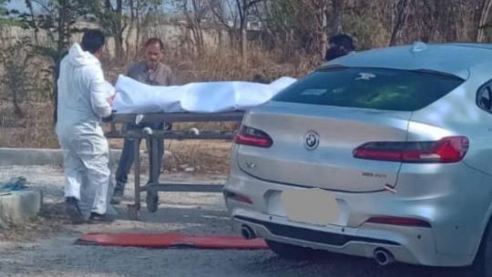 Hallan 3 cuerpos en un BMW abandonado