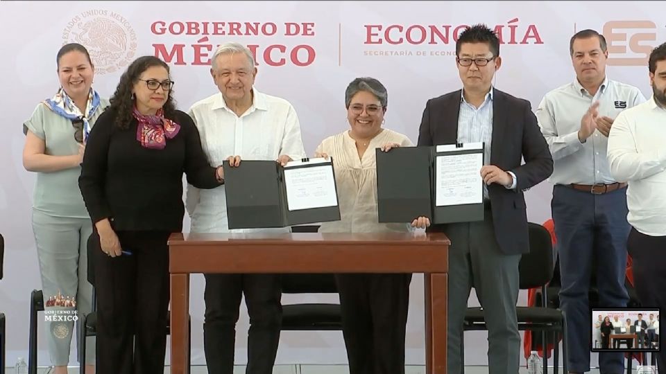 Asisten funcionarios del gobierno mexicano a la firma de este acuerdo