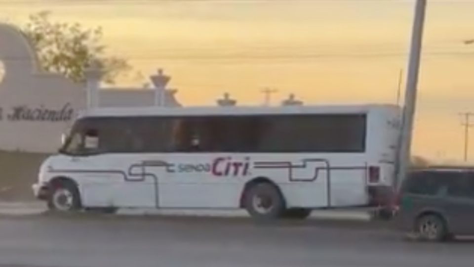 Habitantes de la zona lograron captar el momento en que el camión de transporte derribó uno de los postes.