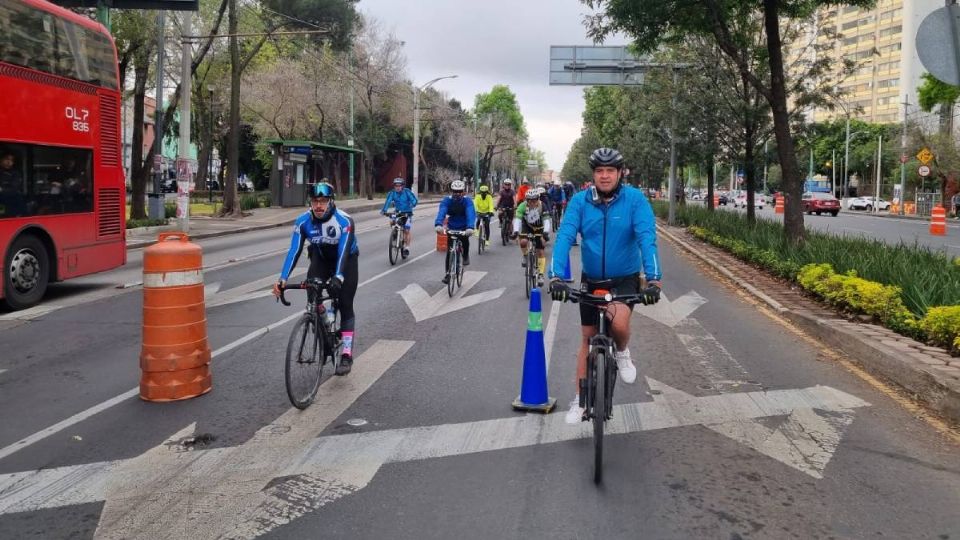 Ciclistas durante el Paseo Dominical en Reforma.