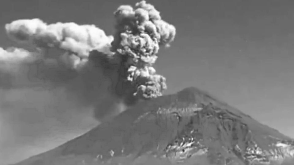 El volcán Popocatépetl emitiendo una gran fumarola