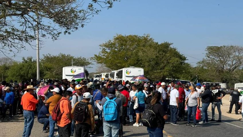 CNTE bloquea acceso al Aeropuerto Internacional de Oaxaca; suspenden vuelos